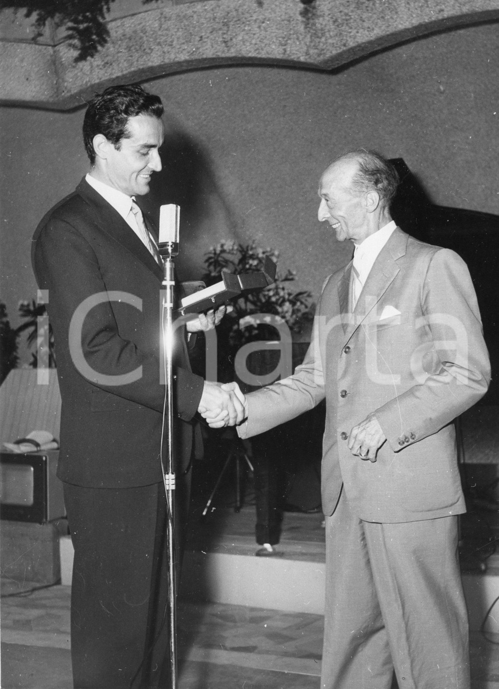 Fotografia d epoca originale 1958 LIDO GENOVA Vittorio GASSMAN premiato da Rinaldo RIZZO Foto RARA 18x24 cm 2 1