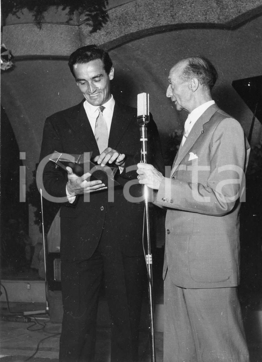 Fotografia d epoca originale 1958 LIDO GENOVA Vittorio GASSMAN premiato da Rinaldo RIZZO Foto RARA 18x24 cm 1 1