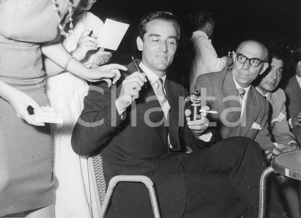 Fotografia d epoca originale 1958 LIDO DI GENOVA Vittorio GASSMAN premiato con Caravella d Oro Foto RARA 1 1