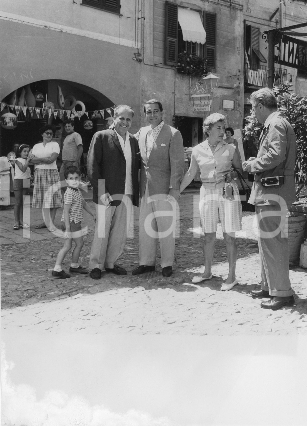 Fotografia d epoca originale 1958 PORTOFINO Perry COMO Roselle BELLINE sulla Piazzetta Foto vintage RARA 1 1