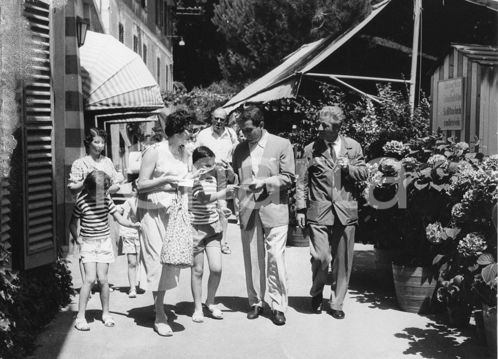 Fotografia d epoca originale 1958 PORTOFINO Perry COMO firma autografi in strada  Foto vintage RARA 1 1