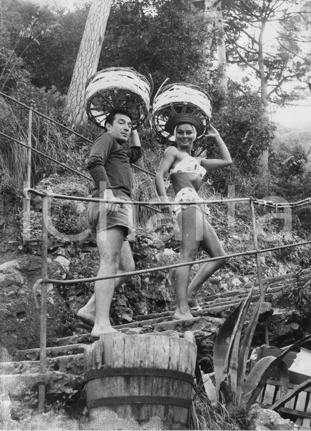Fotografia d epoca originale 1958 SAN FRUTTUOSO Ugo TOGNAZZI Caprice CHANTAL con ceste in testa  Foto 1