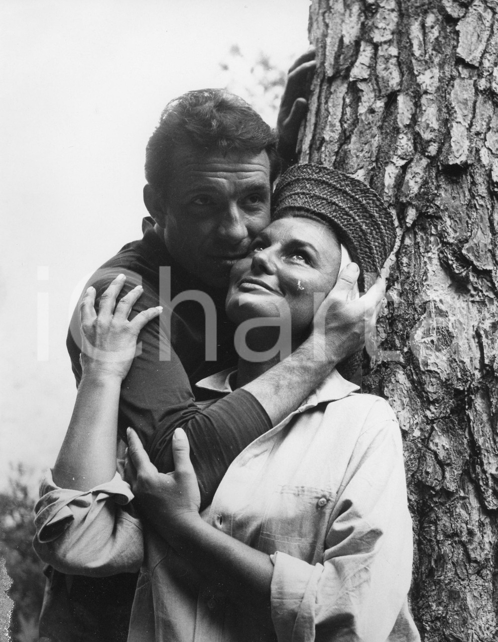 Fotografia d epoca originale 1958 SAN FRUTTUOSO Ugo TOGNAZZI e Caprice CHANTAL presso un albero   Foto 1 1
