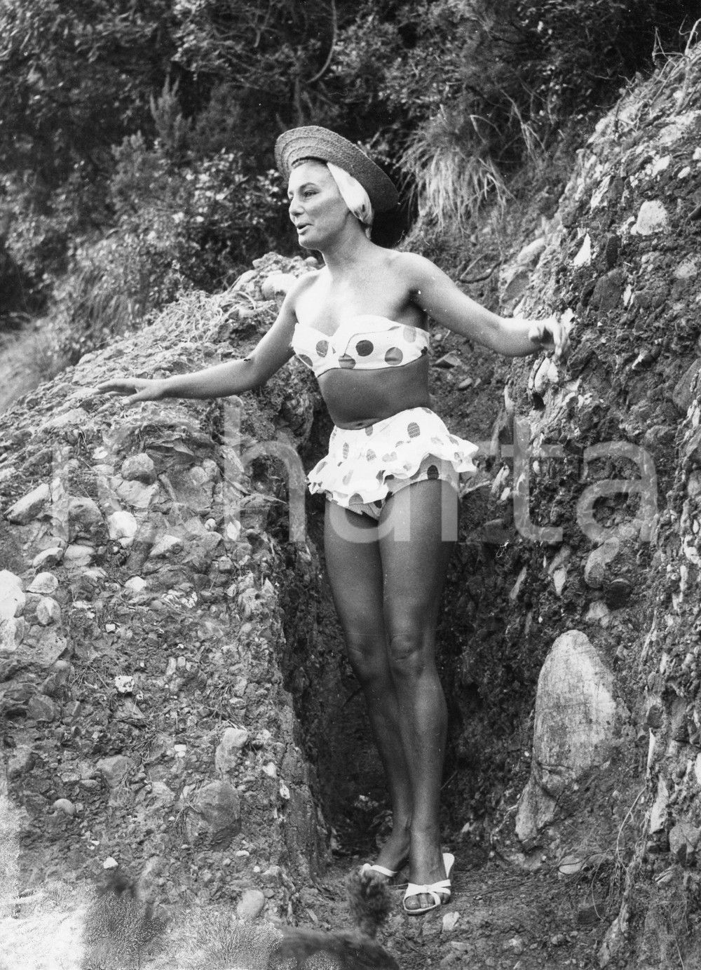 Fotografia d epoca originale 1958 SAN FRUTTUOSO Caprice CHANTAL in bikini nella natura  Foto 18x24 cm 1 1