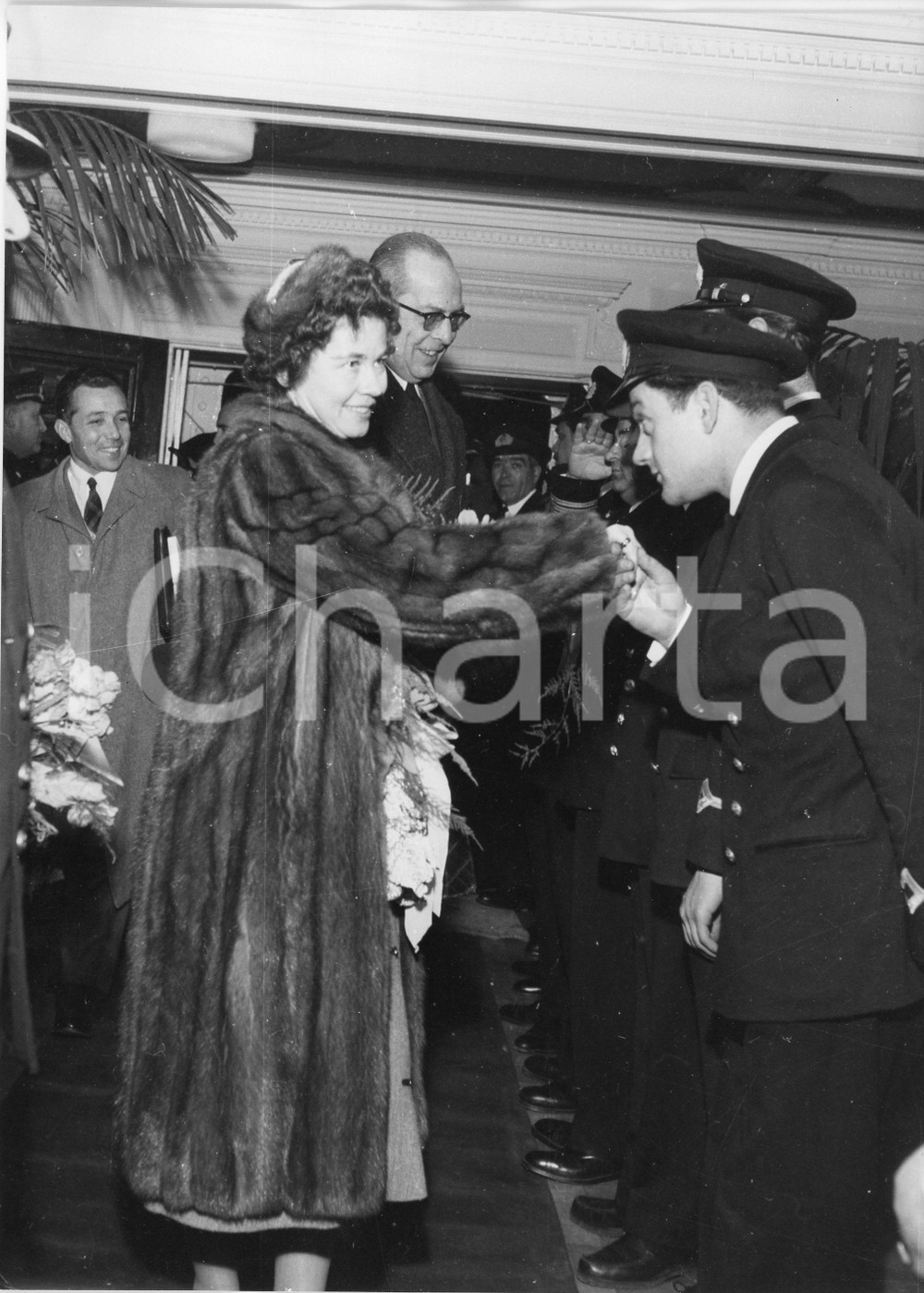 Fotografia d epoca originale 1955 GENOVA Re Paolo e Federica di Grecia  Imbarco su Queen Frederica  Foto 1