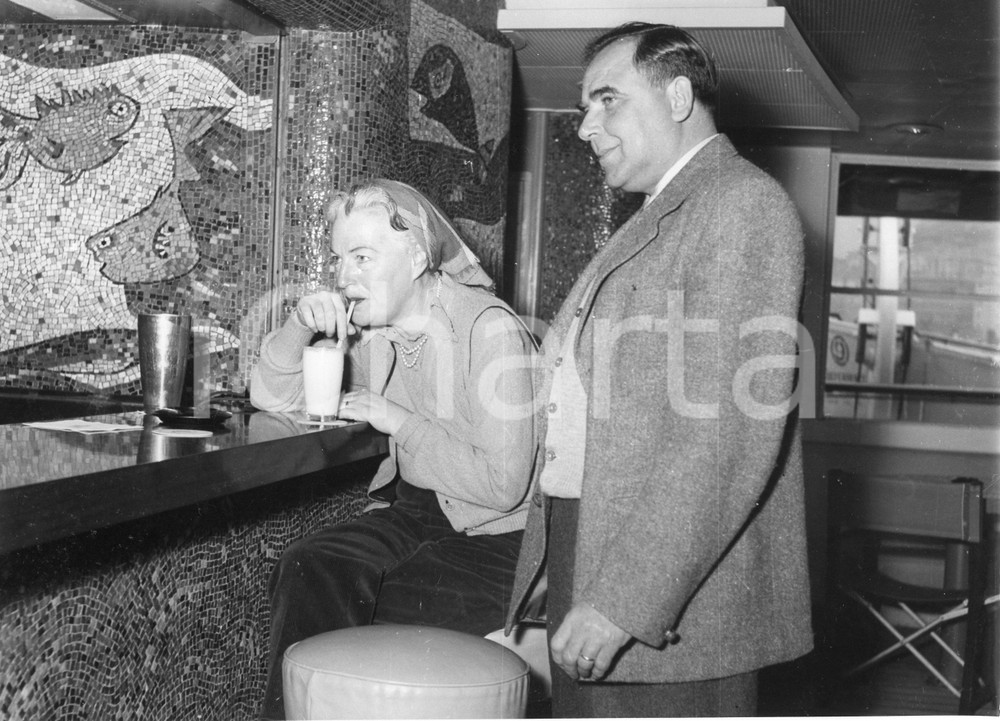 Fotografia d epoca originale 1955 GENOVA T/N Independence  Gracie FIELDS Boris ALPEROVICI al bar  Foto 3 1