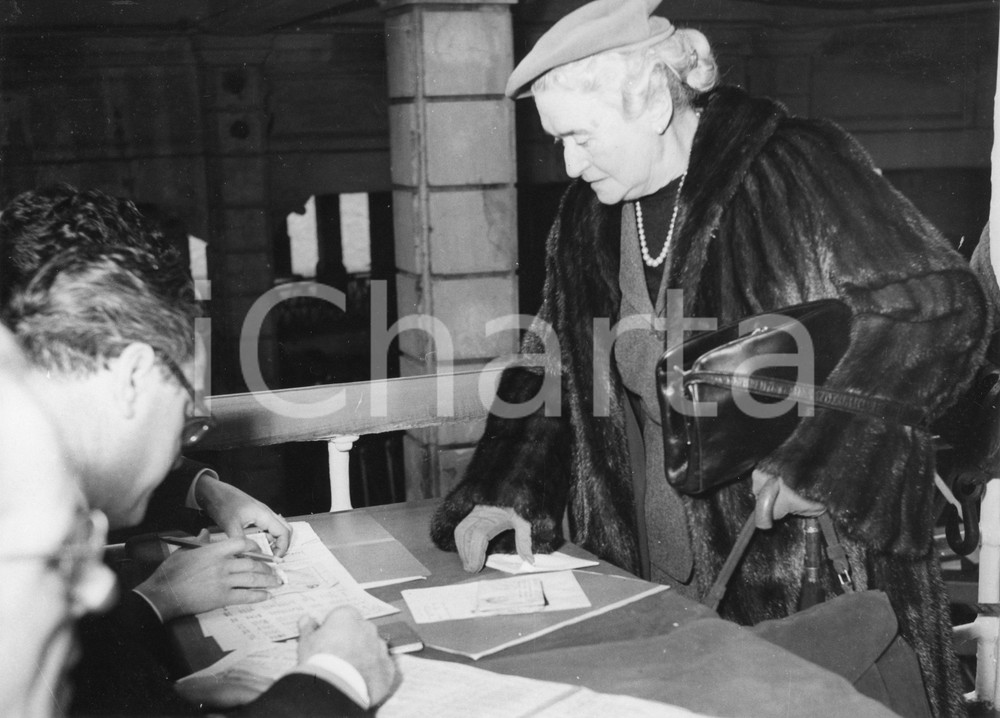 Fotografia d epoca originale 1955 GENOVA Partenza nobile invitata alle nozze di Maria Pia di Savoia  Foto 1 1