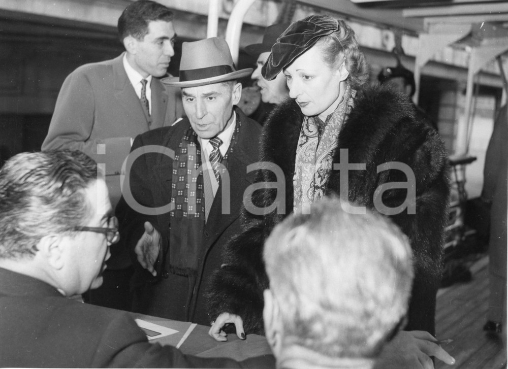 Fotografia d epoca originale 1955 GENOVA Partenza invitati nozze Maria Pia di Savoia  Col. Laerte ZANOTTI 1 1