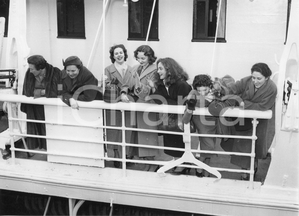 Fotografia d epoca originale 1955 GENOVA Piroscafo PACE Nobildonne in partenza per nozze Maria Pia di Savoia 1