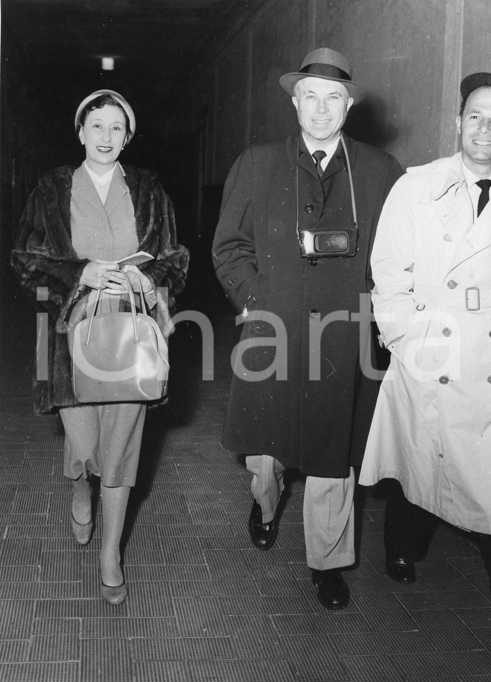 Fotografia d epoca originale 1955 GENOVA Arrivo regista King VIDOR con la moglie  Foto vintage 18x24 cm 2 1