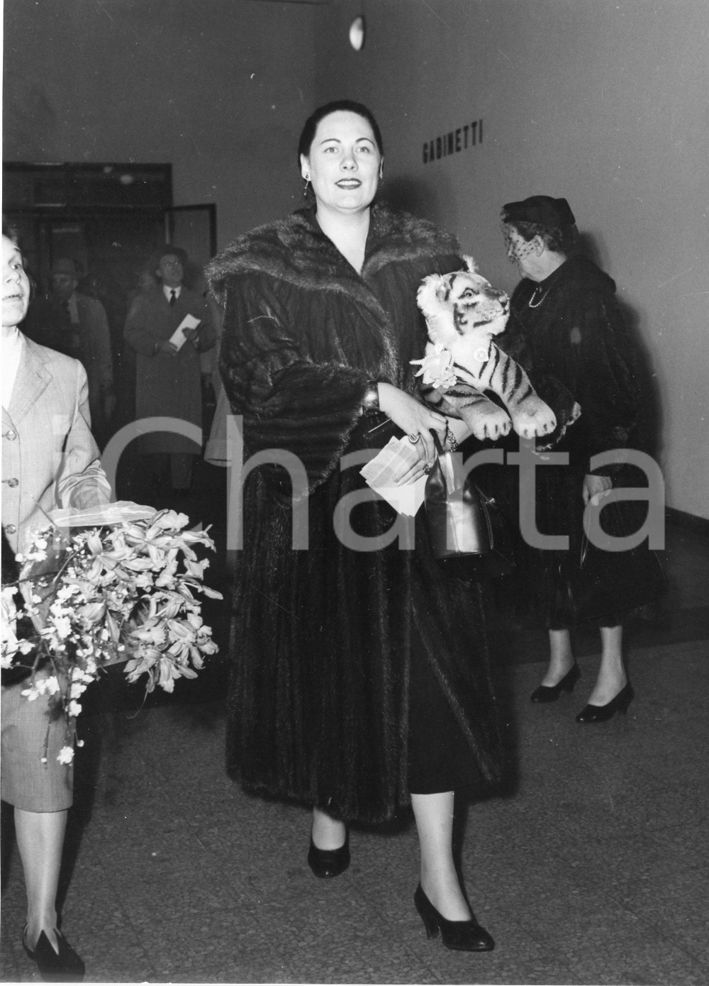 Fotografia d epoca originale 1955 GENOVA Stazione marittima  Soprano Renata TEBALDI con peluche  Foto 2 1