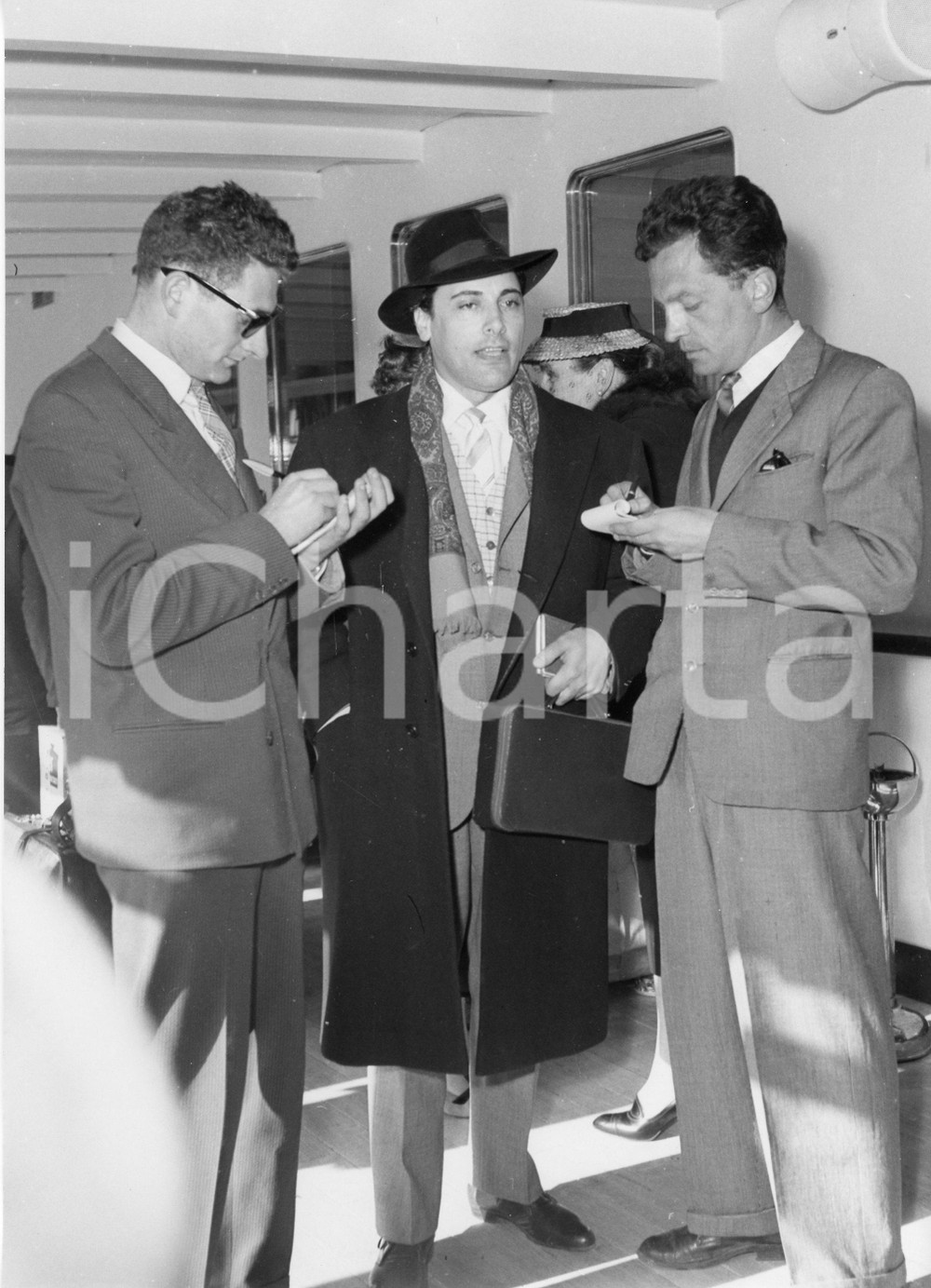 Fotografia d epoca originale 1955 GENOVA Tenore Mario DEL MONACO intervistato dai giornalisti  Foto 2 1