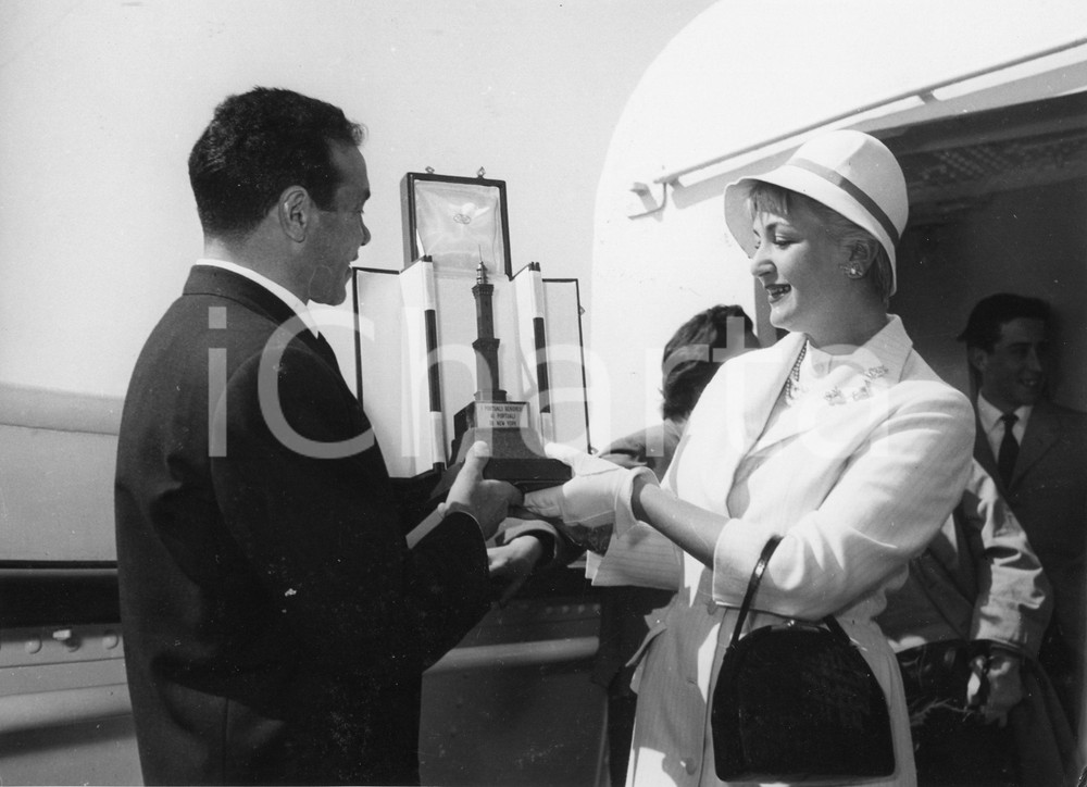 Fotografia d epoca originale 1955 GENOVA Partenza attrice Elena GIUSTI per gli USA  Omaggio portuali Foto 2 1