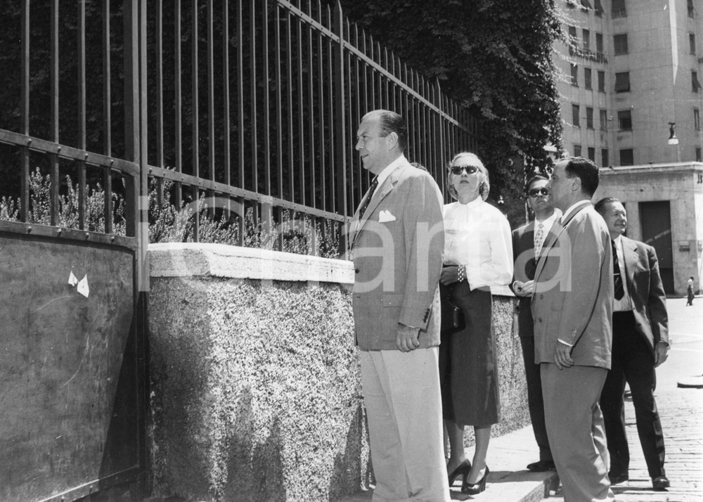 Fotografia d epoca originale 1955 GENOVA Robert WAGNER sindaco New York visita casa di Cristoforo Colombo 1 1