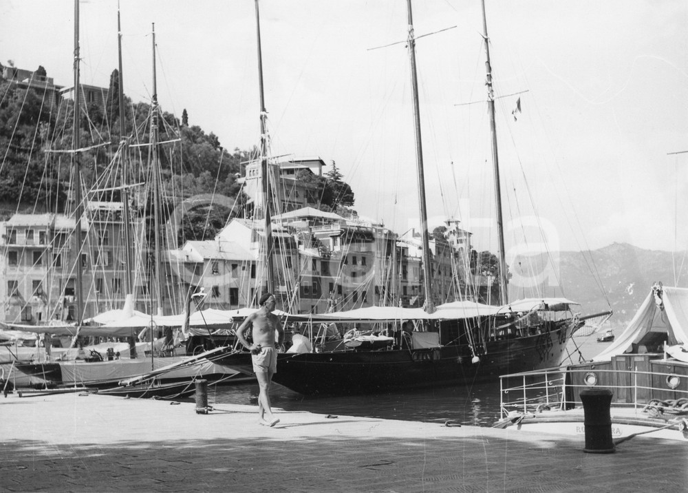 Fotografia d epoca originale 1955 PORTOFINO Principe BERTIL di Svezia in vacanza  Foto RARA 24x18 cm 1 1