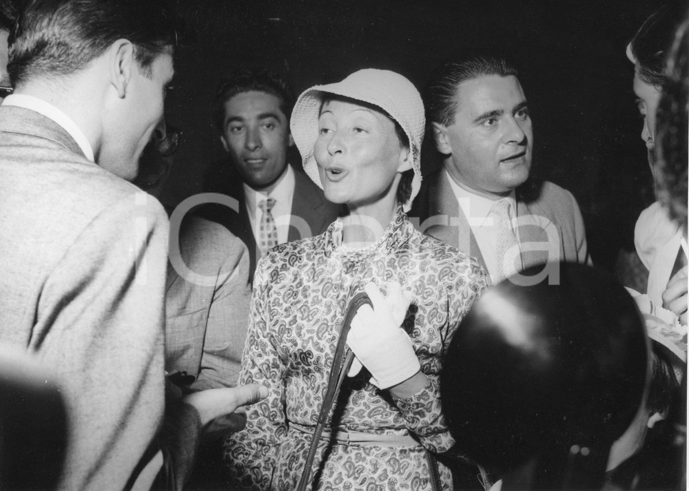 Fotografia d epoca originale 1955 GENOVA Arrivo attrice Luise RAINER alla stazione marittima  Foto 1 1