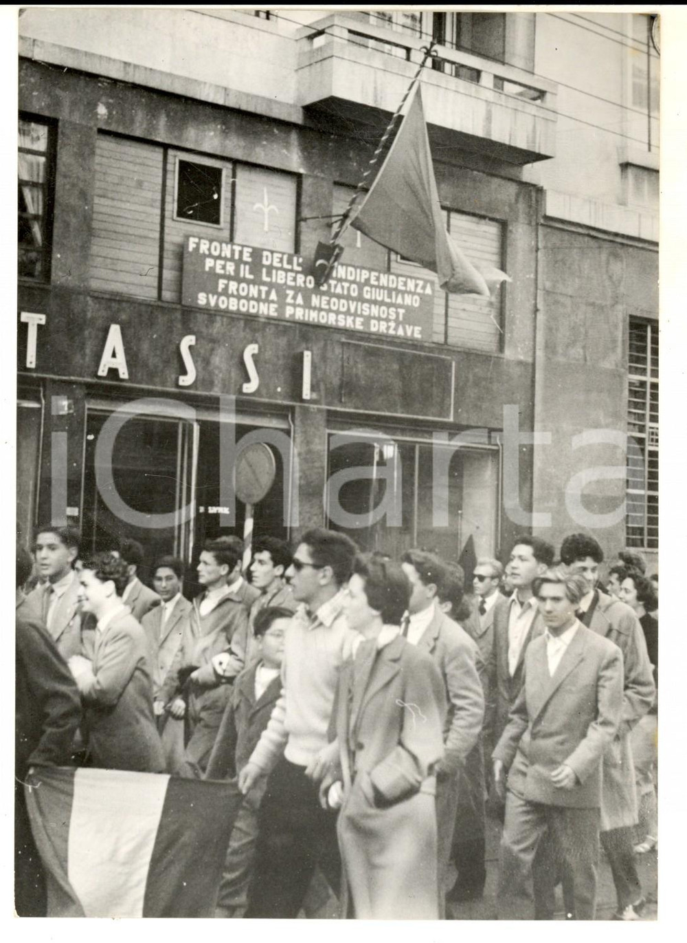 Fotografia d epoca originale Ottobre 1953 TRIESTE Fischi sotto la sede del FRONTE DELL INDIPENDENZA Foto 1