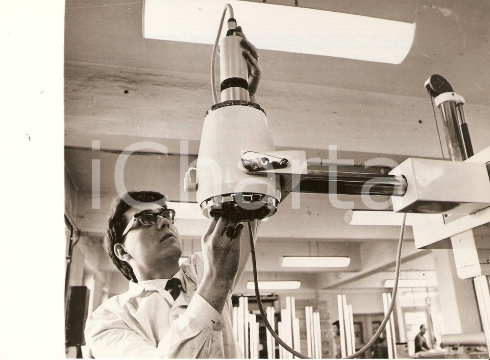 Fotografia d epoca originale 1968 BUDAPEST Ing. Attila KATONA monta SCINTIKART NUMERIK Radioisotopi Foto 1