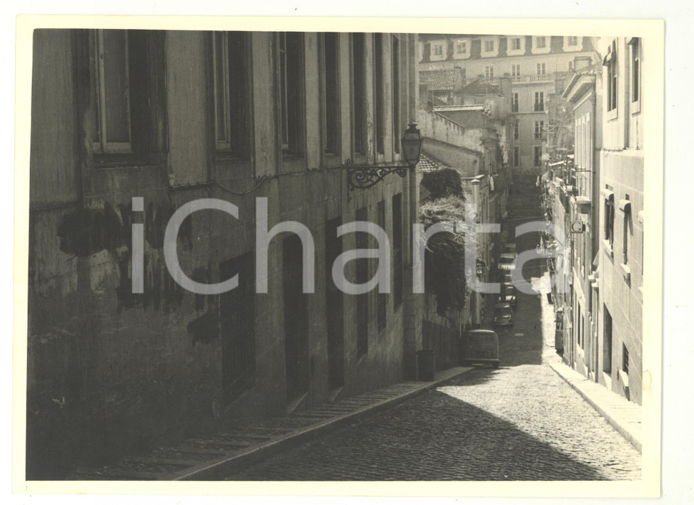 Fotografia d epoca originale 1970 ca LISBOA PORTUGAL Una strada del centro  Foto ARTISTICA 24x18 1