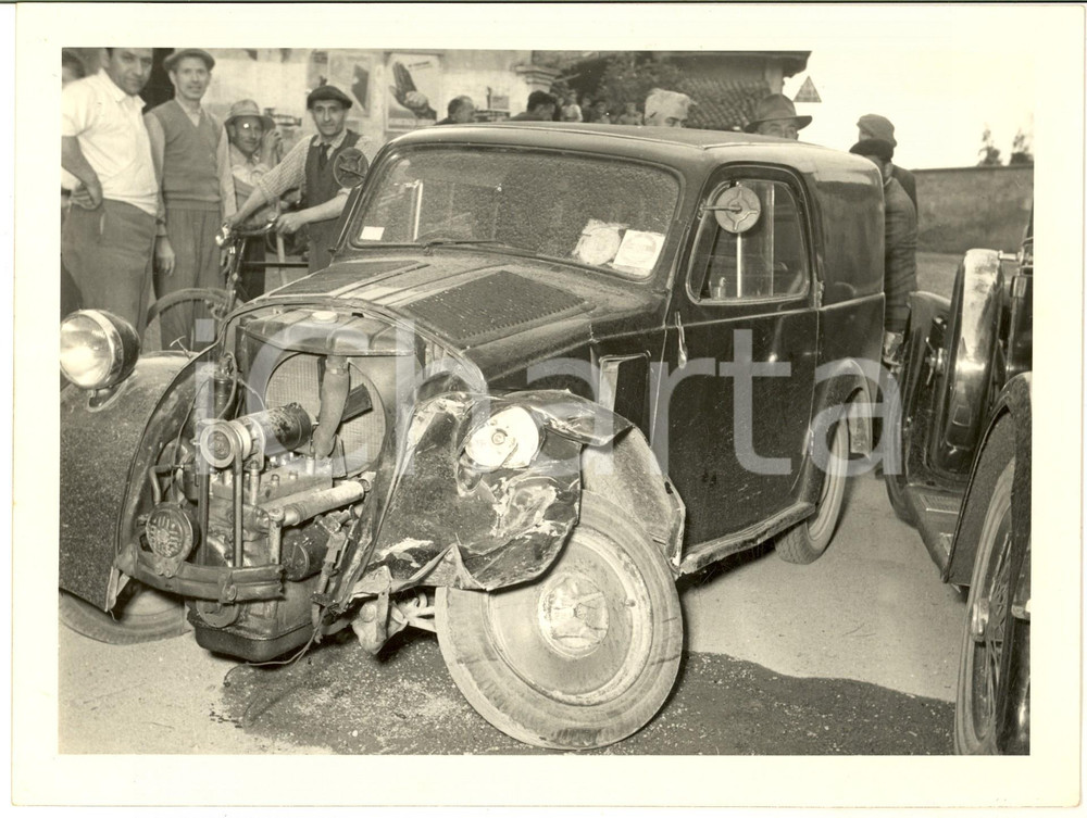 Fotografia d epoca originale 1951 ROBECCO SUL NAVIGLIO Auto FIAT 500 TOPOLINO dopo incidente Foto 24x18 1