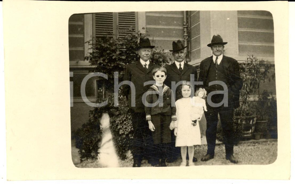 Fotografia d epoca originale 1930 ca FORNO CANAVESE Ritratto di famiglia con bambino cieco  Foto cartolina 2 1