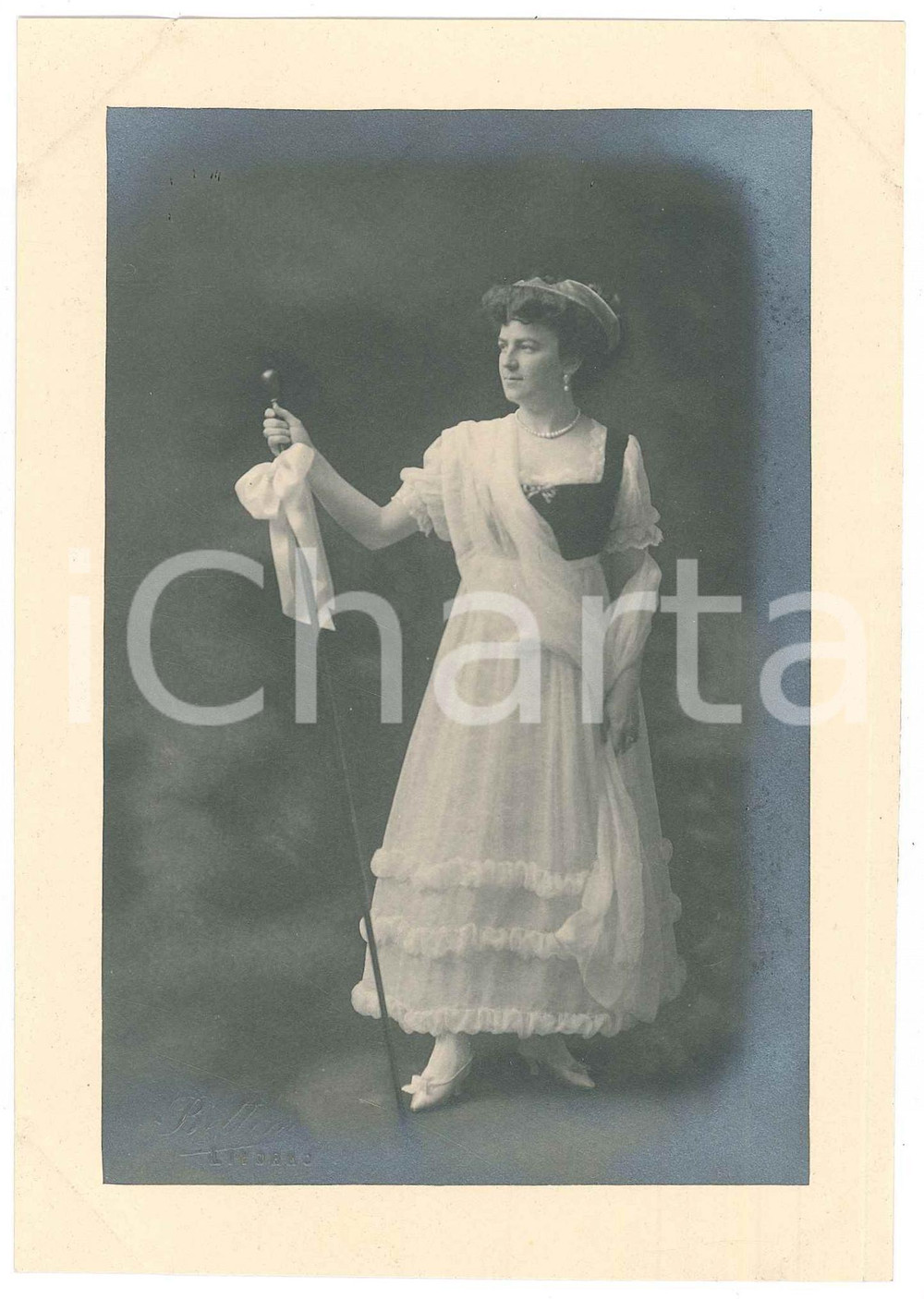 Fotografia d epoca originale 1920 ca ITALIA  TEATRO Attrice in posa con bastone  Foto BETTINI  LIVORNO 1