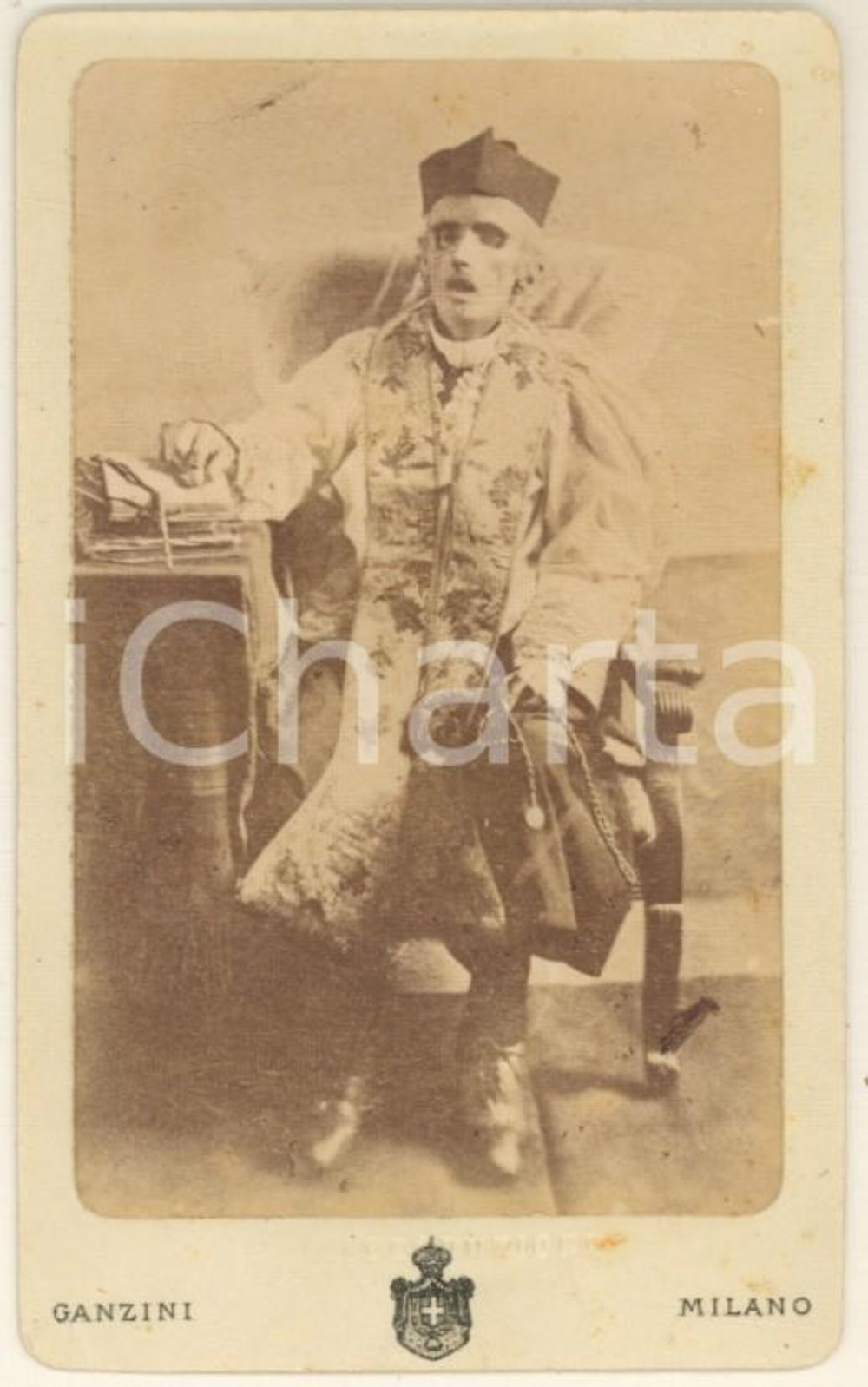 Fotografia d epoca originale 1875 ca MILANO Sacerdote seduto  Ritratto POST MORTEM Foto CDV GANZINI 1