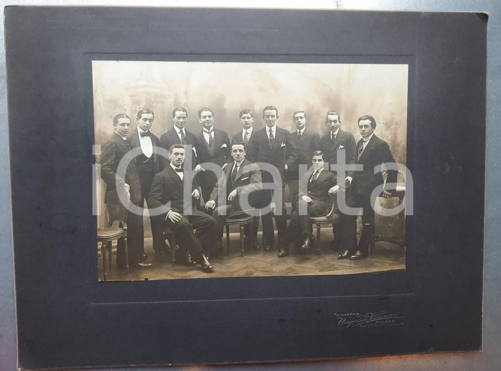Fotografia d epoca originale 1913 MILANO Gruppo di giovani uomini  Ritratto Foto Vincenzo ARAGOZZINI 35x26 1