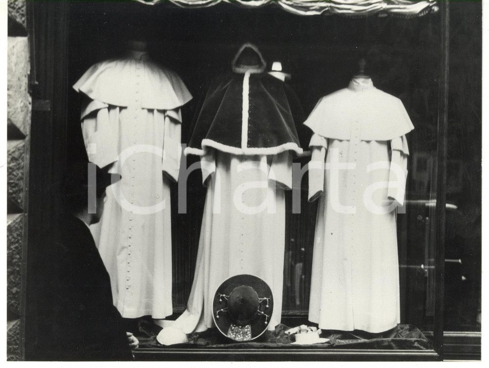 Fotografia d epoca originale 1955 ca ROMA Sartoria Gammarelli  Abiti papali esposti in vetrina Foto 24x18 1