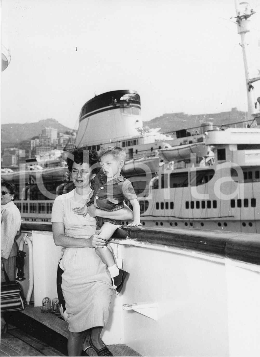 Fotografia d epoca originale 1955 GENOVA Ruth ROMAN a bordo del T/N Andrea DORIA con il figlio Foto 18x24 cm 1