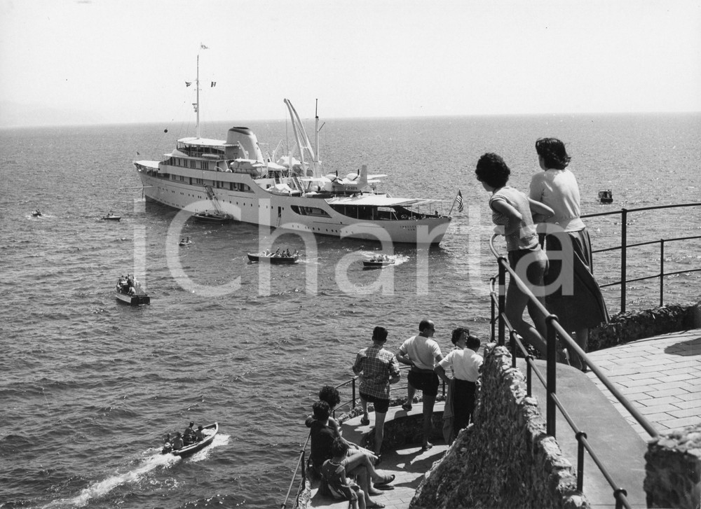 Fotografia d epoca originale 1955 PORTOFINO Turisti osservano CHRISTINA O Panfilo di Aristotele ONASSIS Foto 1