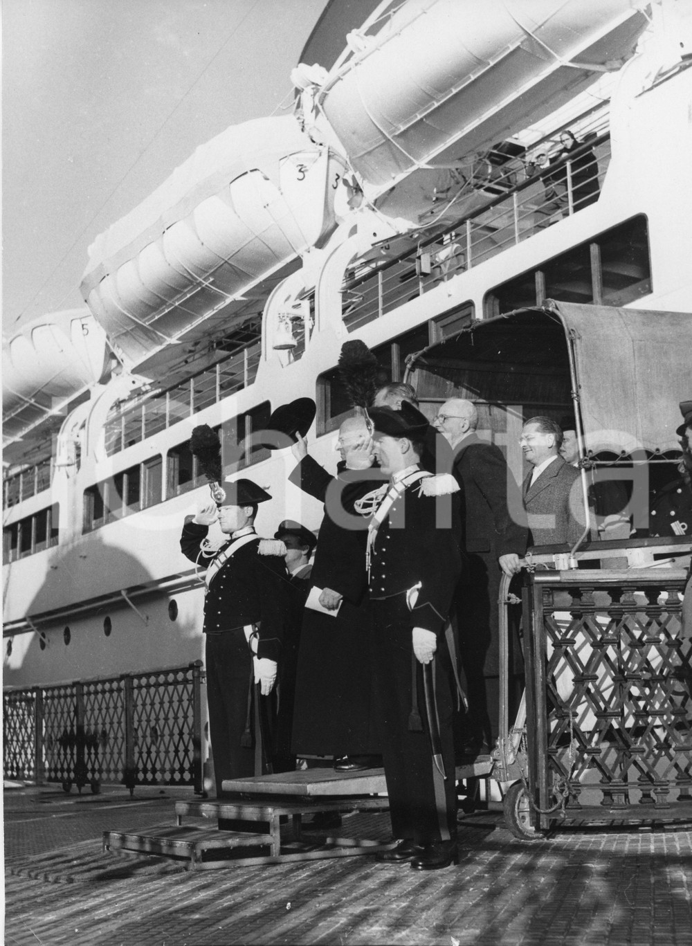Fotografia d epoca originale 1955 GENOVA SS Giulio Cesare  Sbarco card. Santiago Luis COPELLO Foto 1 1