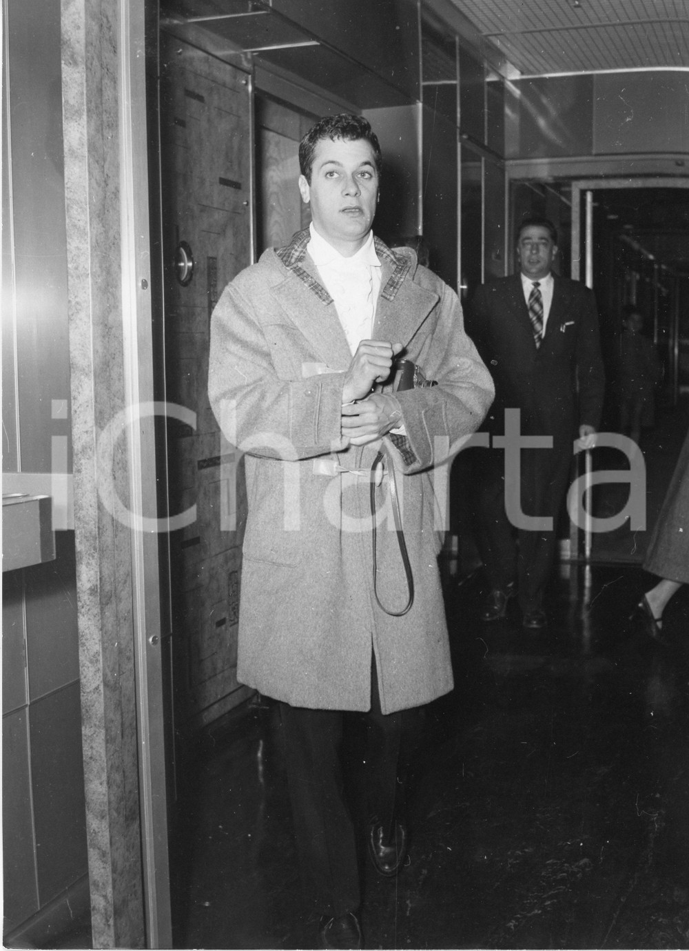 Fotografia d epoca originale 1955 GENOVA Tony CURTIS a bordo della M/N COLOMBO Foto 18x24 cm 1