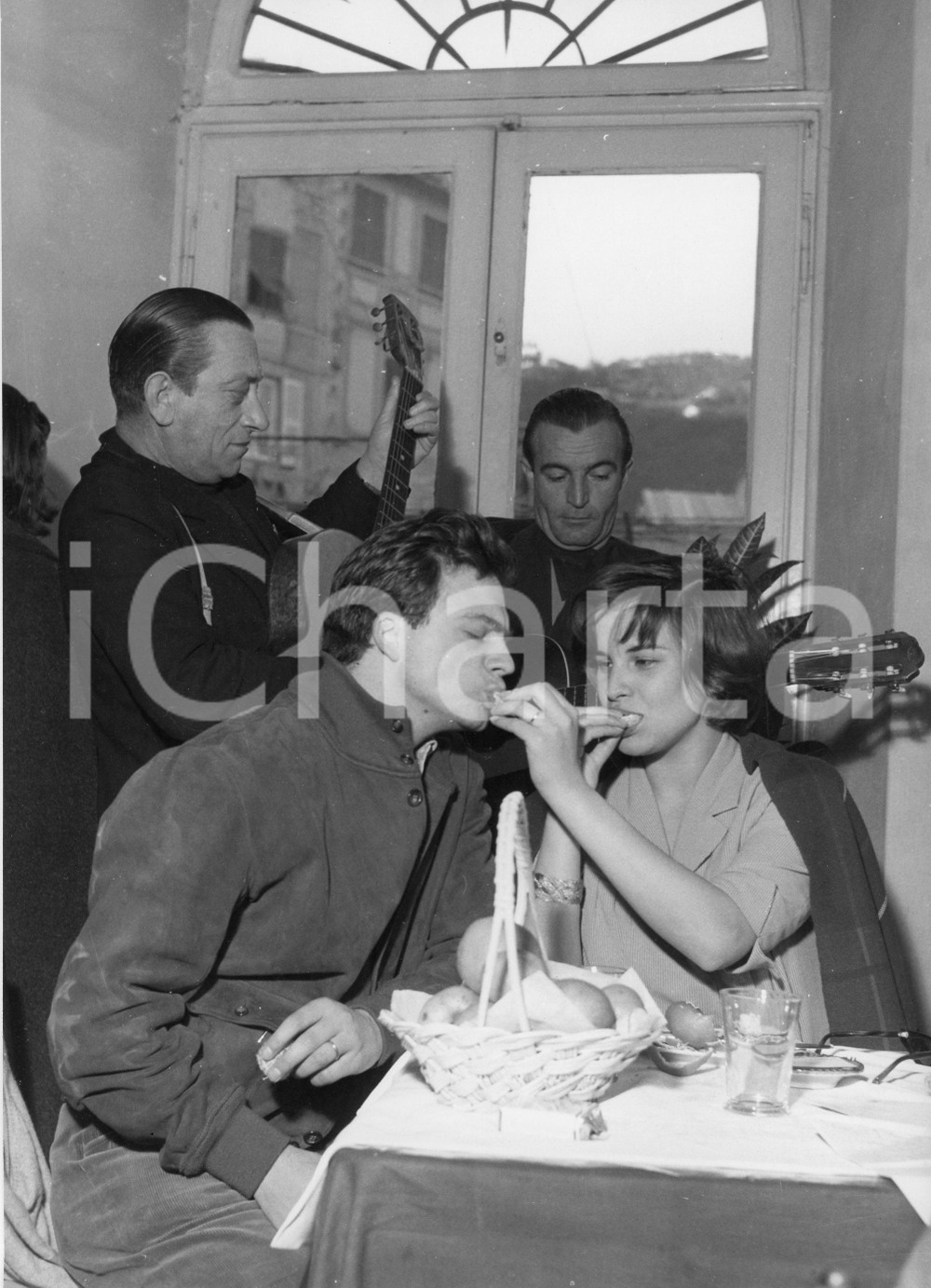 Fotografia d epoca originale 1956 PORTOFINO Antonella LUALDI e Franco INTERLENGHI al ristorante  Foto 2 1