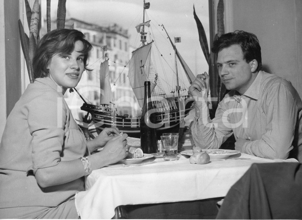 Fotografia d epoca originale 1956 PORTOFINO Antonella LUALDI e Franco INTERLENGHI al ristorante  Foto 1 1