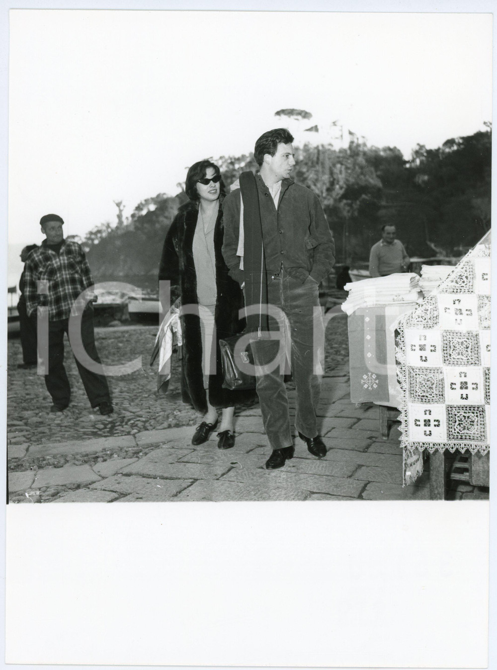 Fotografia d epoca originale 1956 PORTOFINO Franco INTERLENGHI Antonella LUALDI al molo  Foto 18x24 cm 1
