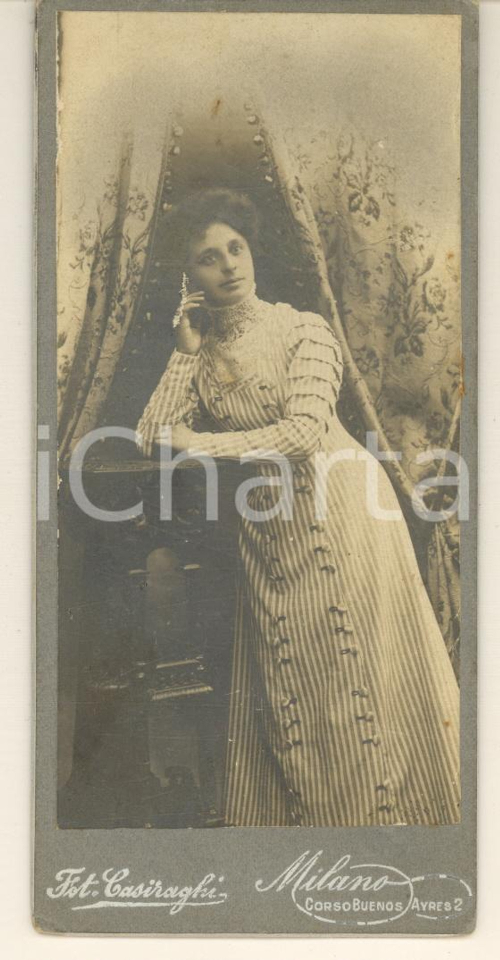 Fotografia d epoca originale 1905 ca MILANO Giovane donna con abito a righe Foto CASIRAGHI 7x13 cm 1