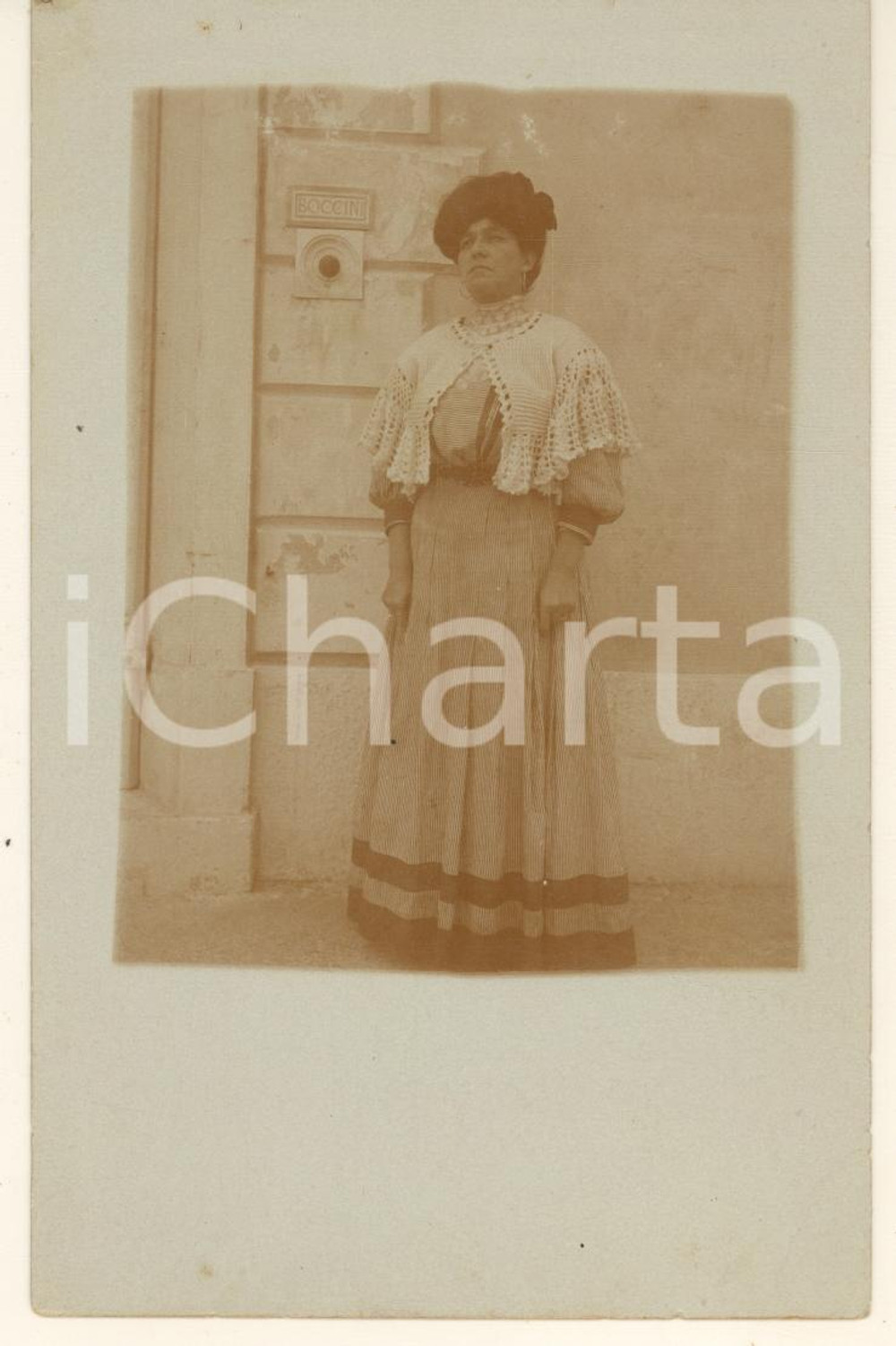 Fotografia d epoca originale 1910 ca ITALIA Donna con abito a righe a casa BOCCINI Foto cartolina 1