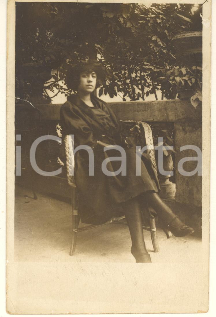 Fotografia d epoca originale 1920 ca ITALIA Clementina CASIRAGHI nel giardino di una villa Foto cartolina 1