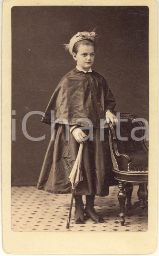 Fotografia d epoca originale 1870 ca MILANO Bambina in abbigliamento da pioggia  Ritratto Foto Giulio ROSSI 1