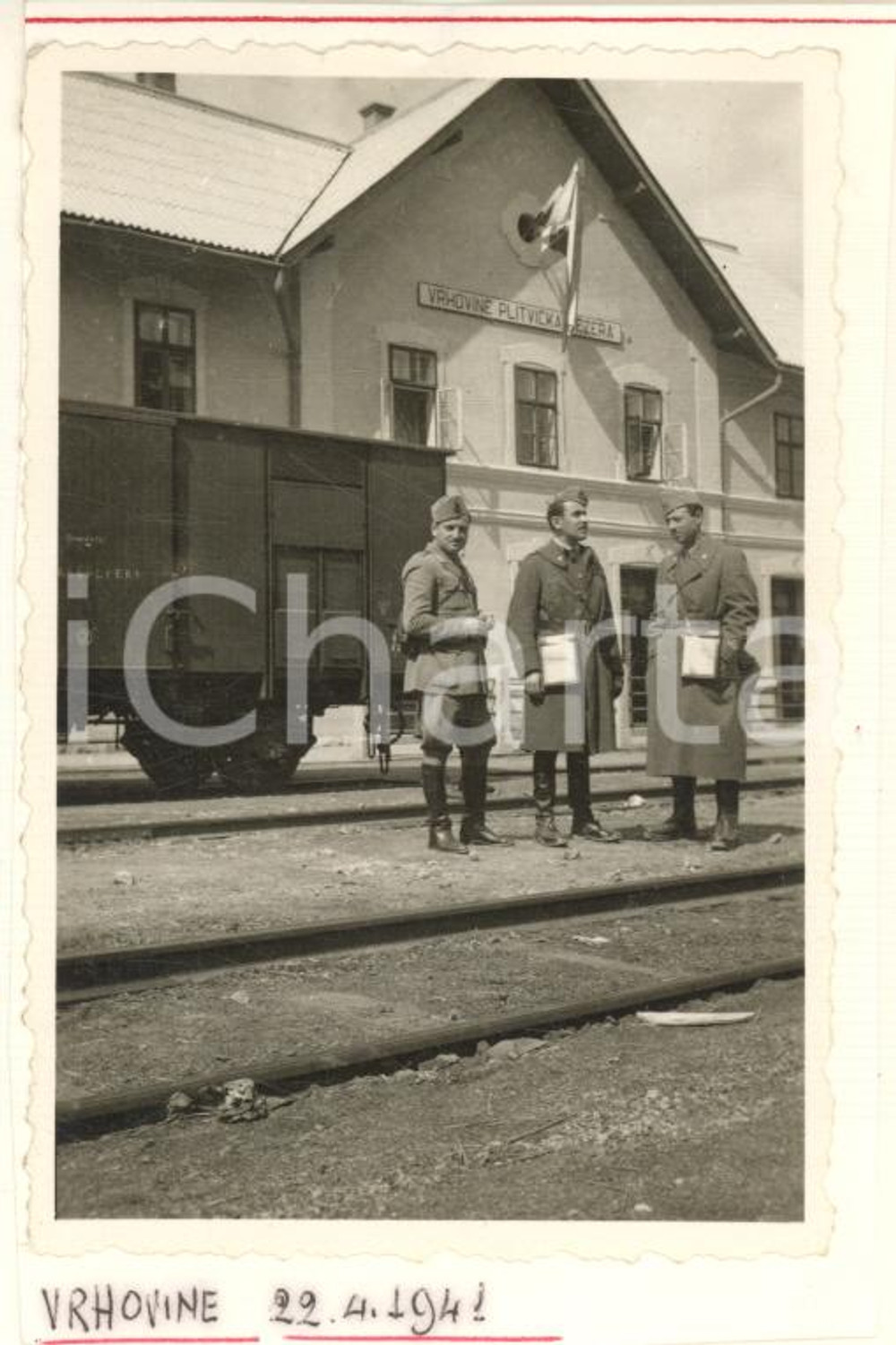 Fotografia d epoca originale Aprile 1941 WW2 VRHOVINE CROAZIA Ufficiali italiani in stazione Foto 6x9 cm 1