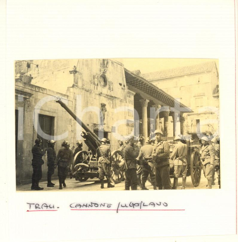 Fotografia d epoca originale 1941 WW2 TRAU  DALMAZIA Cannone jugoslavo in Piazza del Municipio Foto 9x6 cm 1