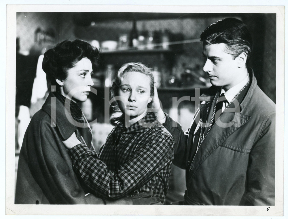 Materiale cinematografico d’epoca 1956 LUNGO I MARCIAPIEDI Anne VERNON Danik PATISSON François GUERIN Foto 24x18 1