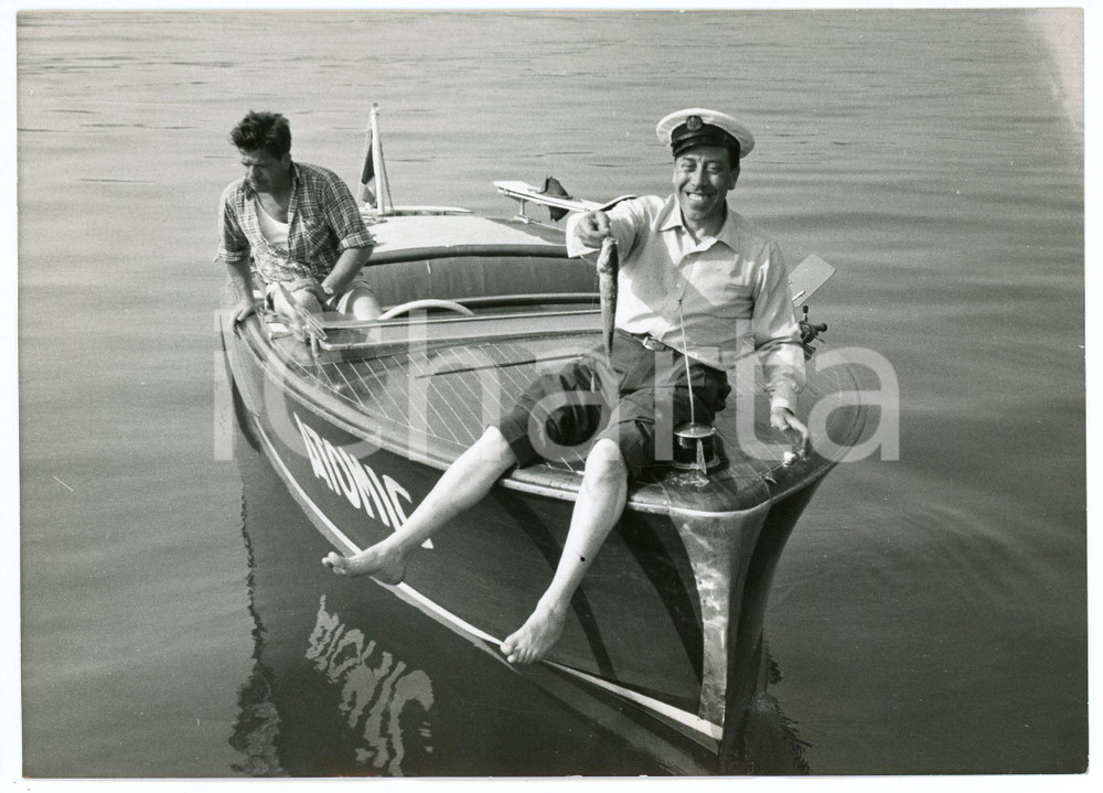 Materiale cinematografico d’epoca 1956 CANNES Festival del Cinema FERNANDEL a pesca  Foto 18x13 cm 1