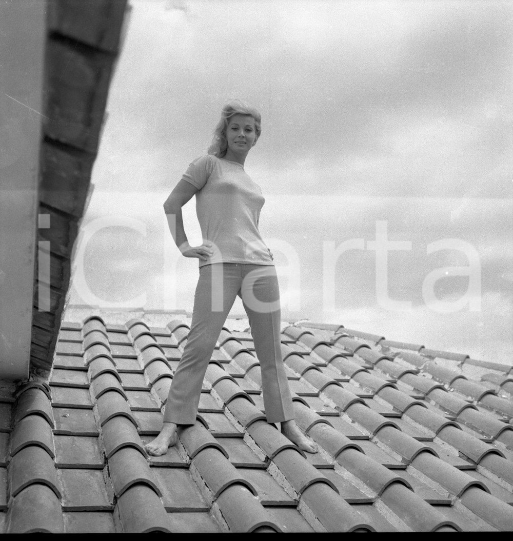 Fotografia d epoca originale 1967 Luisa RIVELLI sul tetto NEGATIVO ORIGINALE 1