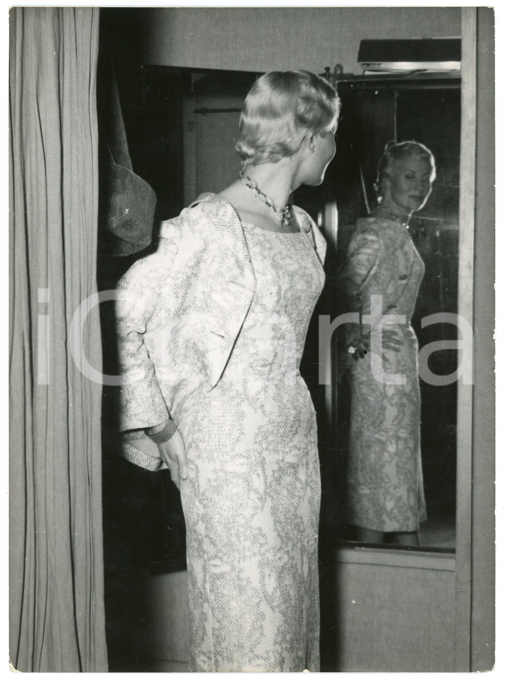 Fotografia d epoca originale 1955 ca FRANCE  HAUTE COUTURE Michèle MORGAN prova vestito GIVENCHY Foto 1