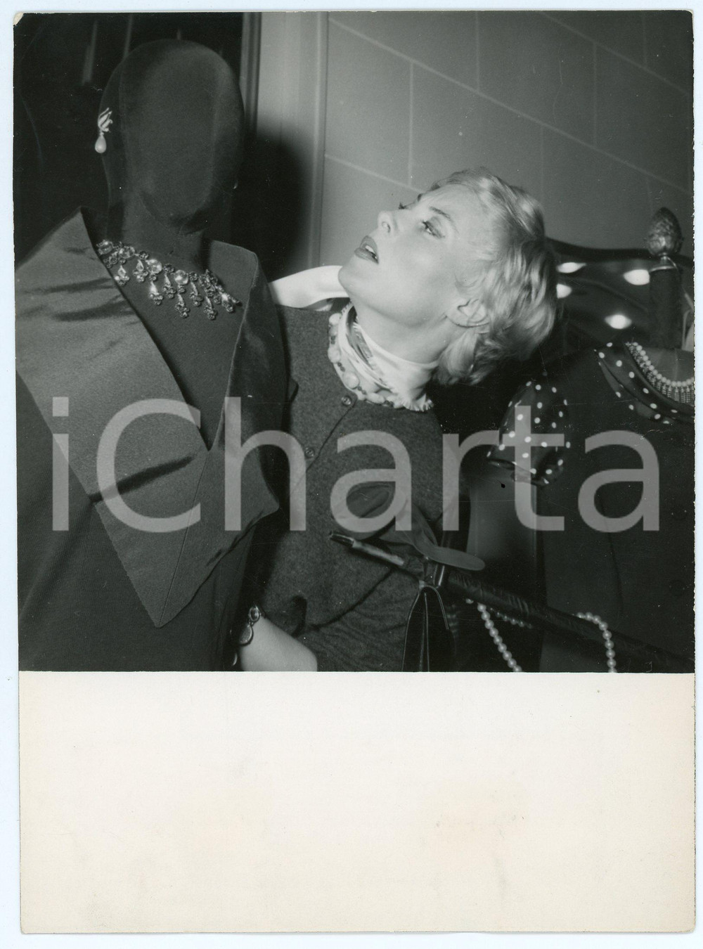 Fotografia d epoca originale 1955 ca FRANCE  HAUTE COUTURE Michèle MORGAN tra i manichini   Foto 13x18 cm 1