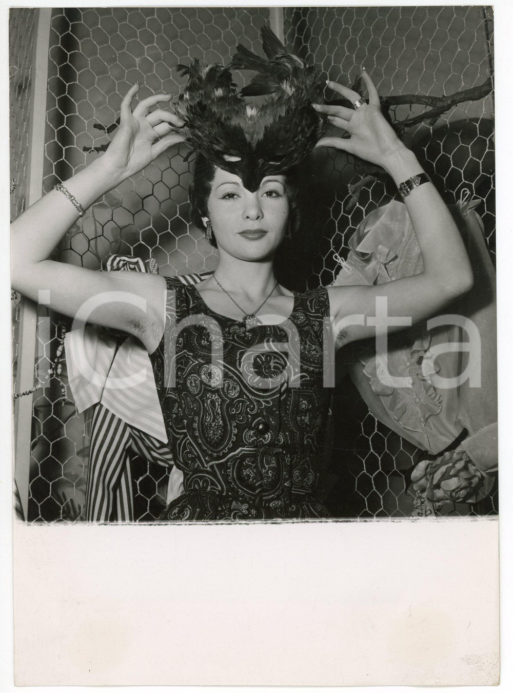 Fotografia d epoca originale 1955 ca FRANCE  HAUTE COUTURE Modella indossa maschera piumata  Foto 13x18 cm 1