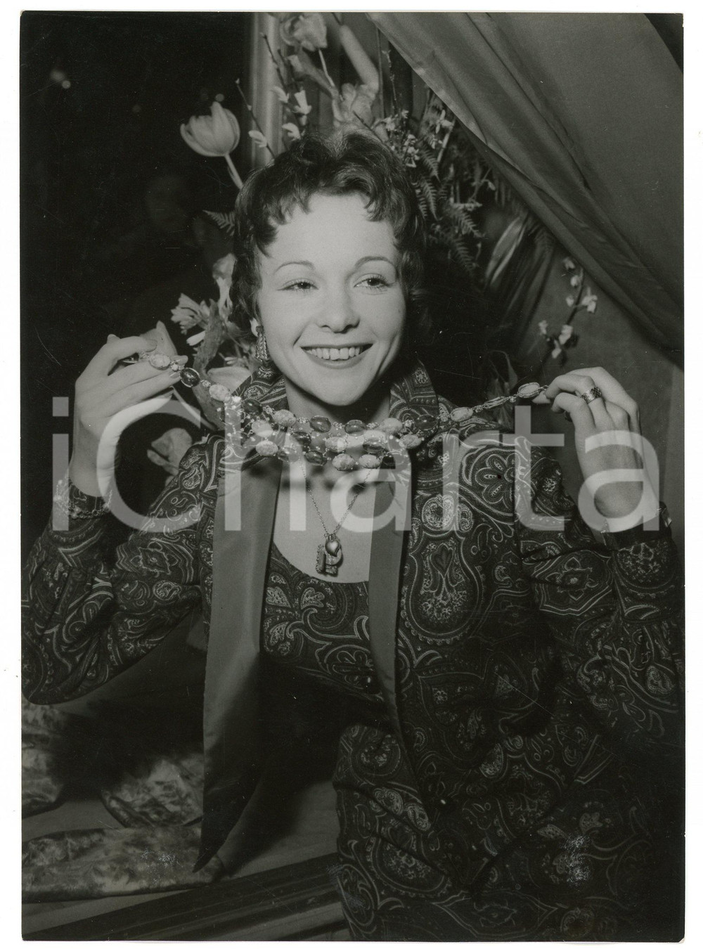 Fotografia d epoca originale 1955 ca FRANCE  HAUTE COUTURE Modella indossa una collana  Foto 13x18 cm 1