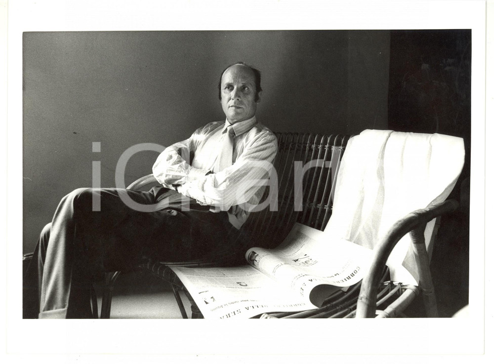 Fotografia d epoca originale 1990 ca MILANO Francesco ALBERONI legge il CORRIERE DELLA SERA  Foto ARTISTICA 1